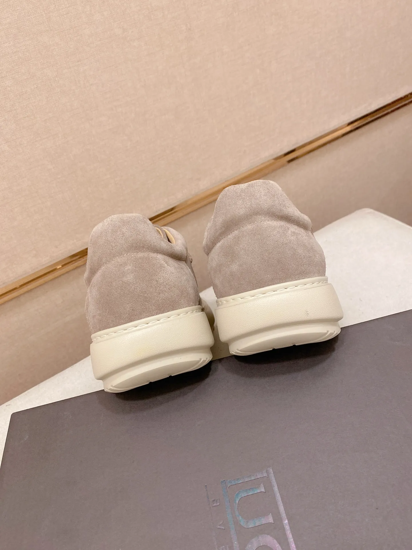 Factory price: 600💰New UGG fur-integrated men's simple and fashionable snow shoes. The most worth buying at the end of this year are warm casual shoes. Whether you are out and about at home, their comfortable and warm performance will be your most suitable fashion companion! The material is cowhide upper and imported wool is used inside. Two layers of cowhide for warmth and comfort! The eva+ rubber patch outsole is cushioned, non-slip and wear-resistant, and has good elasticity. It is light and wear-resistant, comfortable and soft, and the new simple cut is more fashionable. It has both practicality and fashion sense, so you no longer have to worry about how to match it in winter, while still maintaining your fashionable taste. High-quality genuine wool produced in Dongguan. The material depends on the details! Size: 39-40-41-42-43-44-45 sneaker size